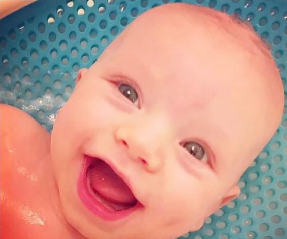 Δείτε τον μπέμπη που έχει γίνει viral – Ποιος είναι ο διάσημος μπαμπάς του