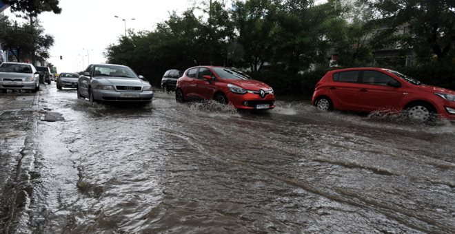 Κλειστές η λεωφόρος Δημοκρατίας και η Λιοσίων λόγω της έντονης βροχόπτωσης