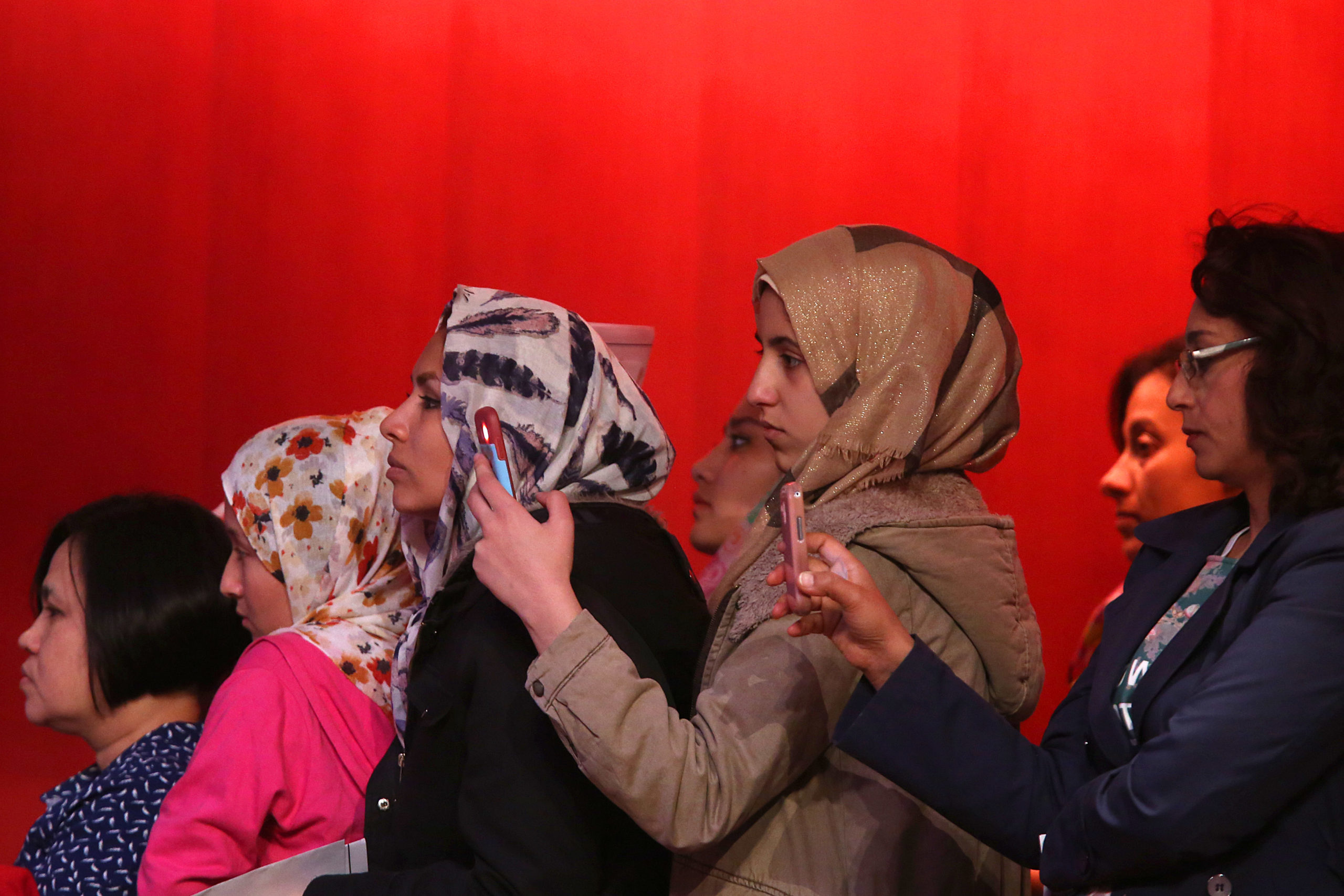 Οι πρόσφυγες που παρακολουθούν την ομιλία Ομπάμα – ΦΩΤΟ