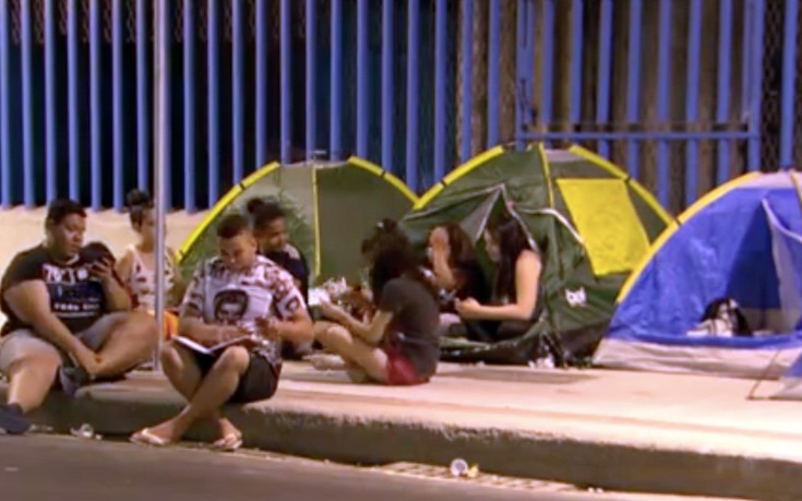 Οι Βραζιλιάνοι κατασκηνώνουν περιμένοντας τον Τζάστιν Μπίμπερ – ΦΩΤΟ