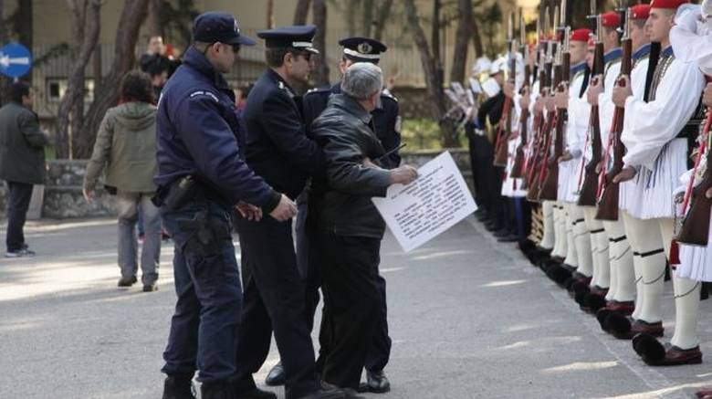 Αναστάτωση με άγνωστο άνδρα στην κηδεία του Στεφανόπουλου – ΦΩΤΟ