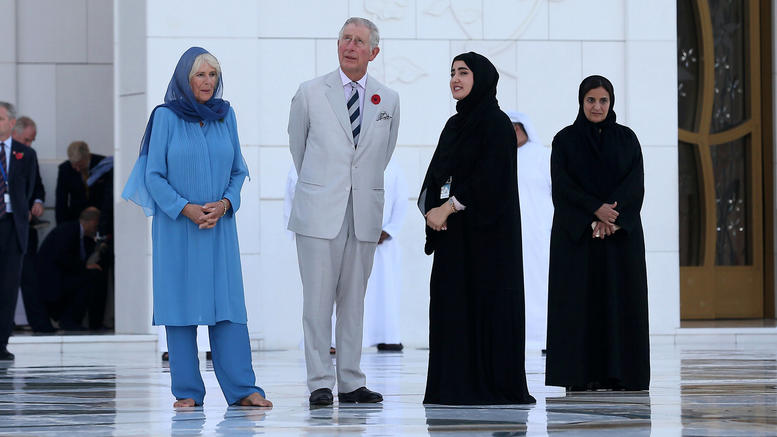 Με μαντίλα και ξυπόλητη στο Άμπου Ντάμπι η Καμίλα – ΦΩΤΟ