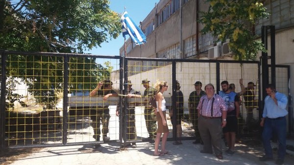 Οι “φρουροί” του Βοτανικού με τις στολές παραλλαγής απαγορεύουν την είσοδο χωρίς την έγκριση του “αρχηγού”