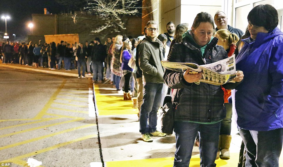 Ουρές στα καταστήματα στις ΗΠΑ ενόψει Black Friday – ΦΩΤΟ