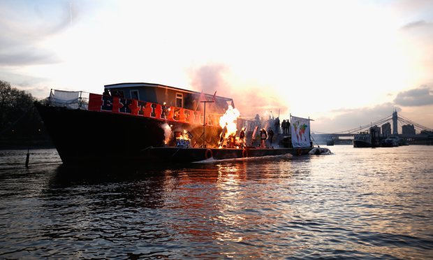 Βρετανία: Έκαψαν στον Τάμεση ενθύμια της πανκ μουσικής αξίας εκατομμυρίων ευρώ