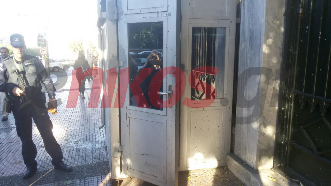 Οι φθορές στο κουβούκλιο του αστυνομικού στη γαλλική πρεσβεία – ΦΩΤΟ – ΤΩΡΑ