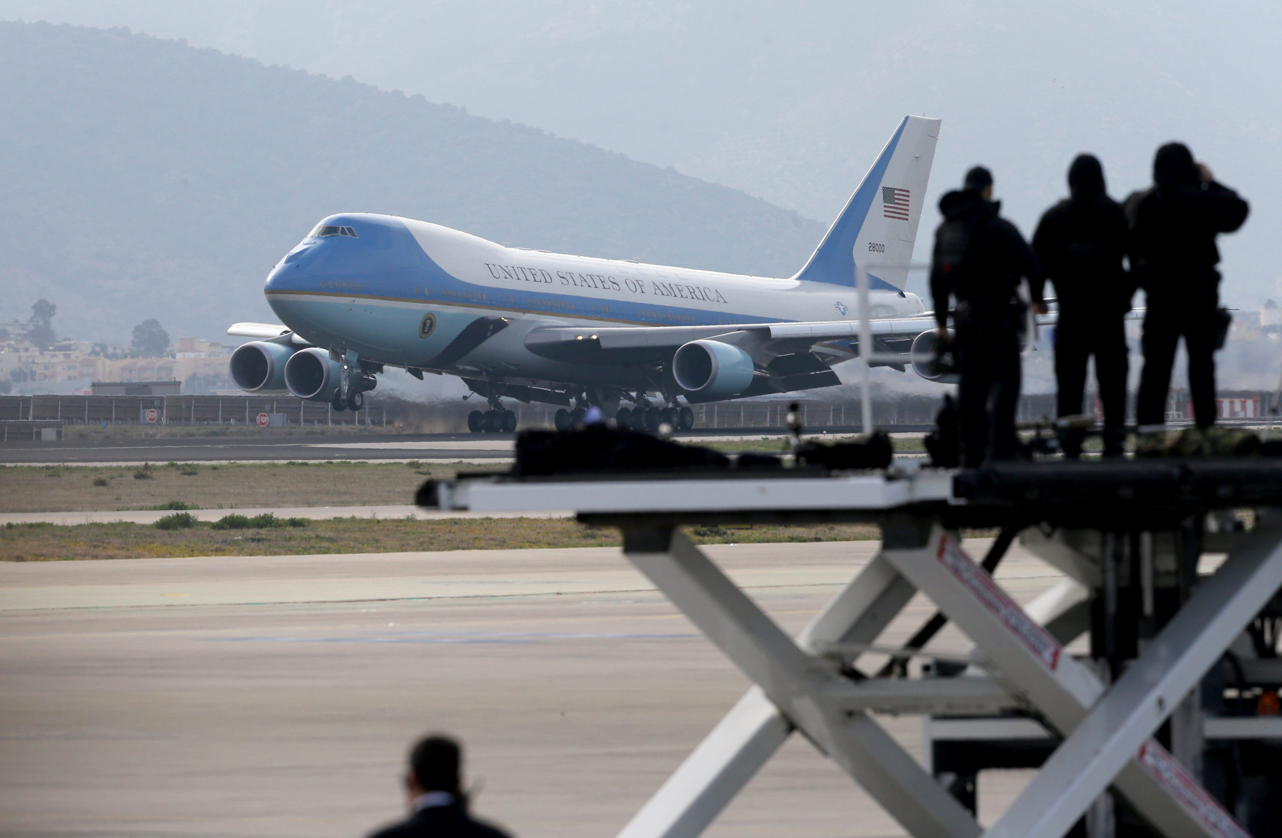 Το επιβλητικό Air Force One στο «Ελευθέριος Βενιζέλος»- ΦΩΤΟ