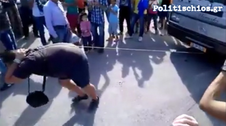 Χίος – Σύρος πρόσφυγας μετακινεί λεωφορεία με τα… μαλλιά του – ΒΙΝΤΕΟ