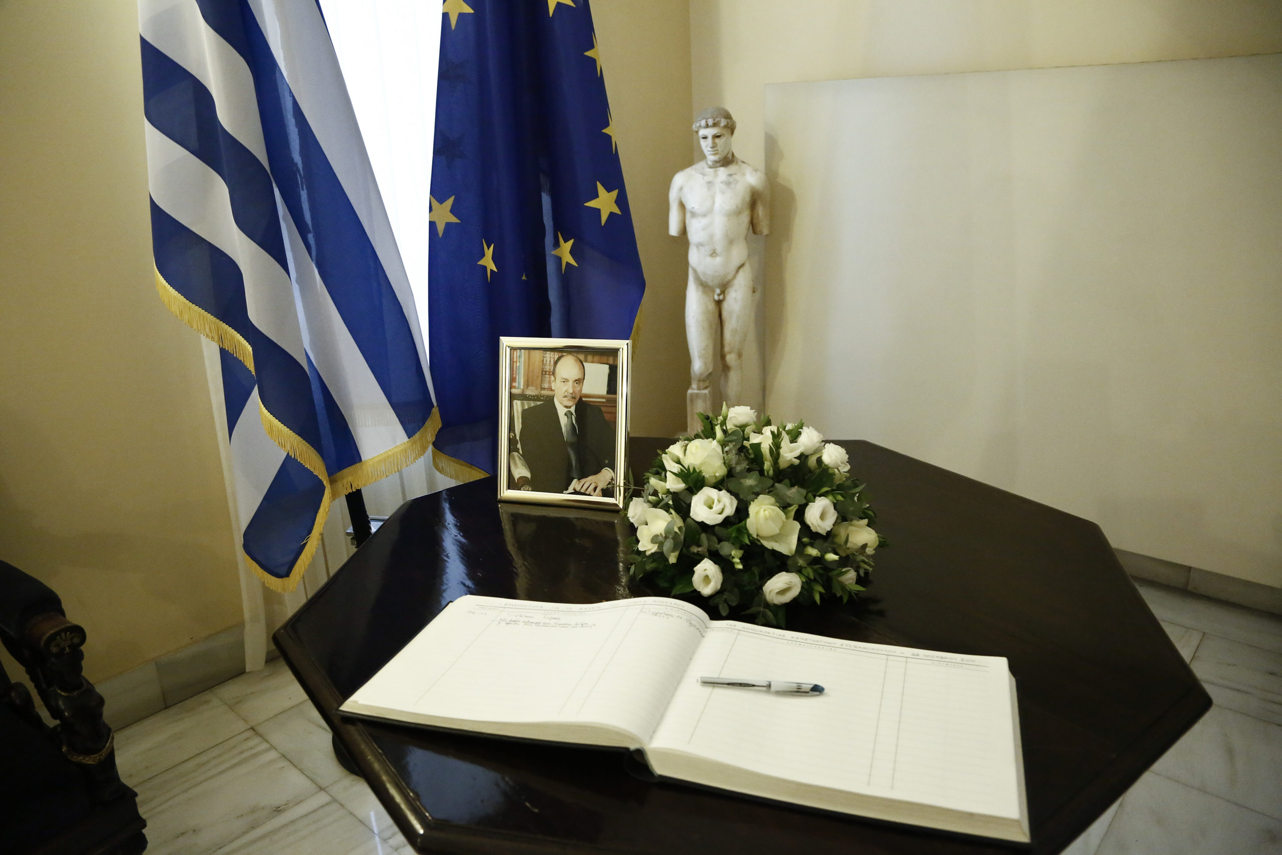 Το βιβλίο συλλυπητηρίων για τον Κωστή Στεφανόπουλο – ΦΩΤΟ