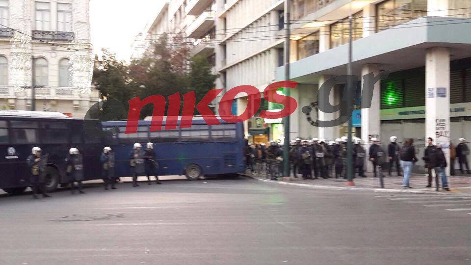 “Φρούριο” η πλατεία Συντάγματος – ΤΩΡΑ – ΦΩΤΟ