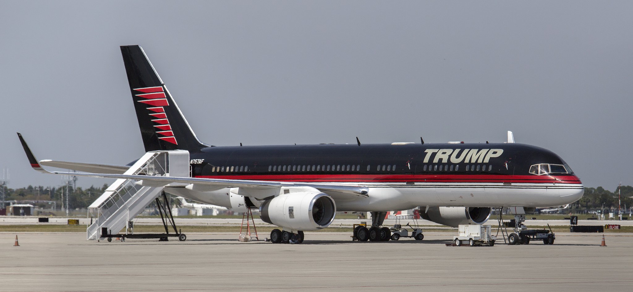 Το χλιδάτο αεροπλάνο του Ντόναλντ Τραμπ – ΦΩΤΟ – ΒΙΝΤΕΟ