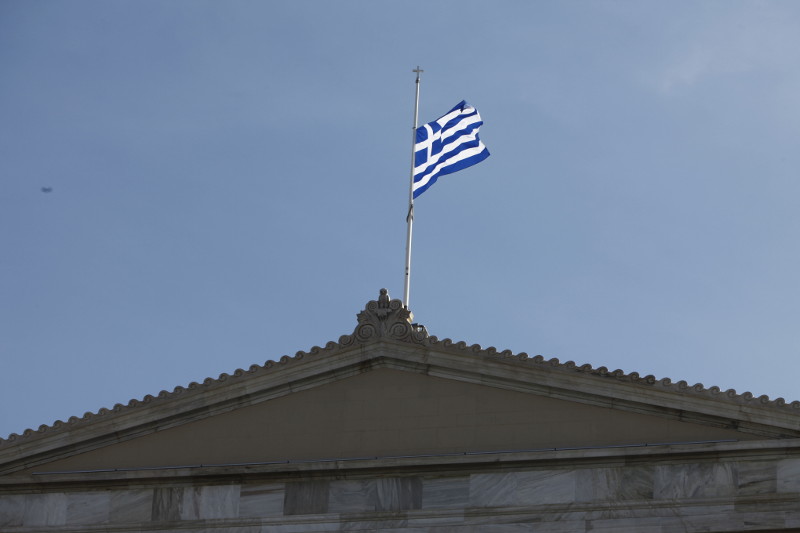 Μεσίστια η ελληνική σημαία στη Βουλή – ΦΩΤΟ