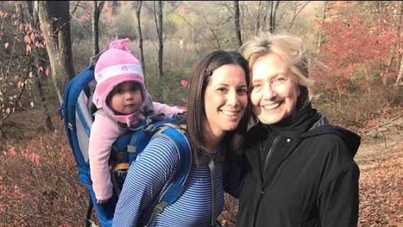 Η πρώτη ΦΩΤΟ της Χίλαρι Κλίντον μετά την εκλογική της ήττα