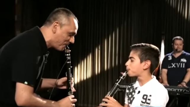 O 13χρονος που μάγεψε με τη δεξιοτεχνία του στο κλαρίνο – ΒΙΝΤΕΟ