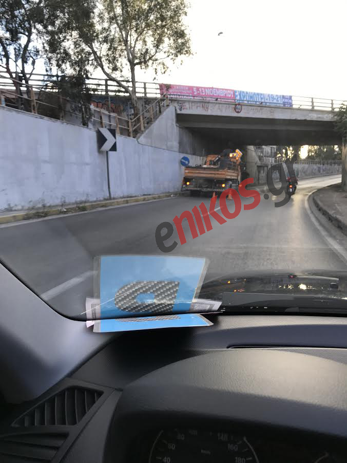 Συνεργεία καθαρισμού αφαιρούν τα γκράφιτι από σημείο όπου θα περάσει ο Ομπάμα – ΦΩΤΟ αναγνώστη