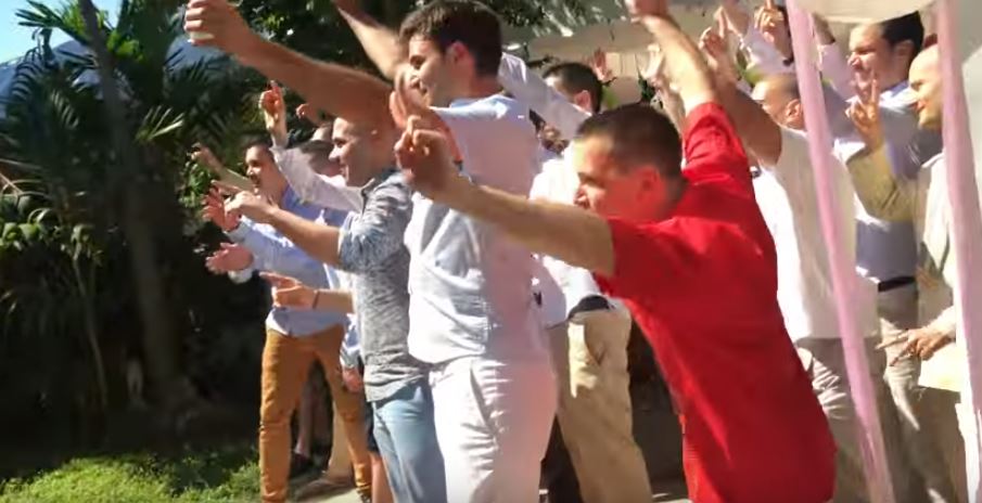 Δείτε τι συμβαίνει όταν ο γαμπρός πετάει την ανθοδέσμη στους φίλους του – ΒΙΝΤΕΟ