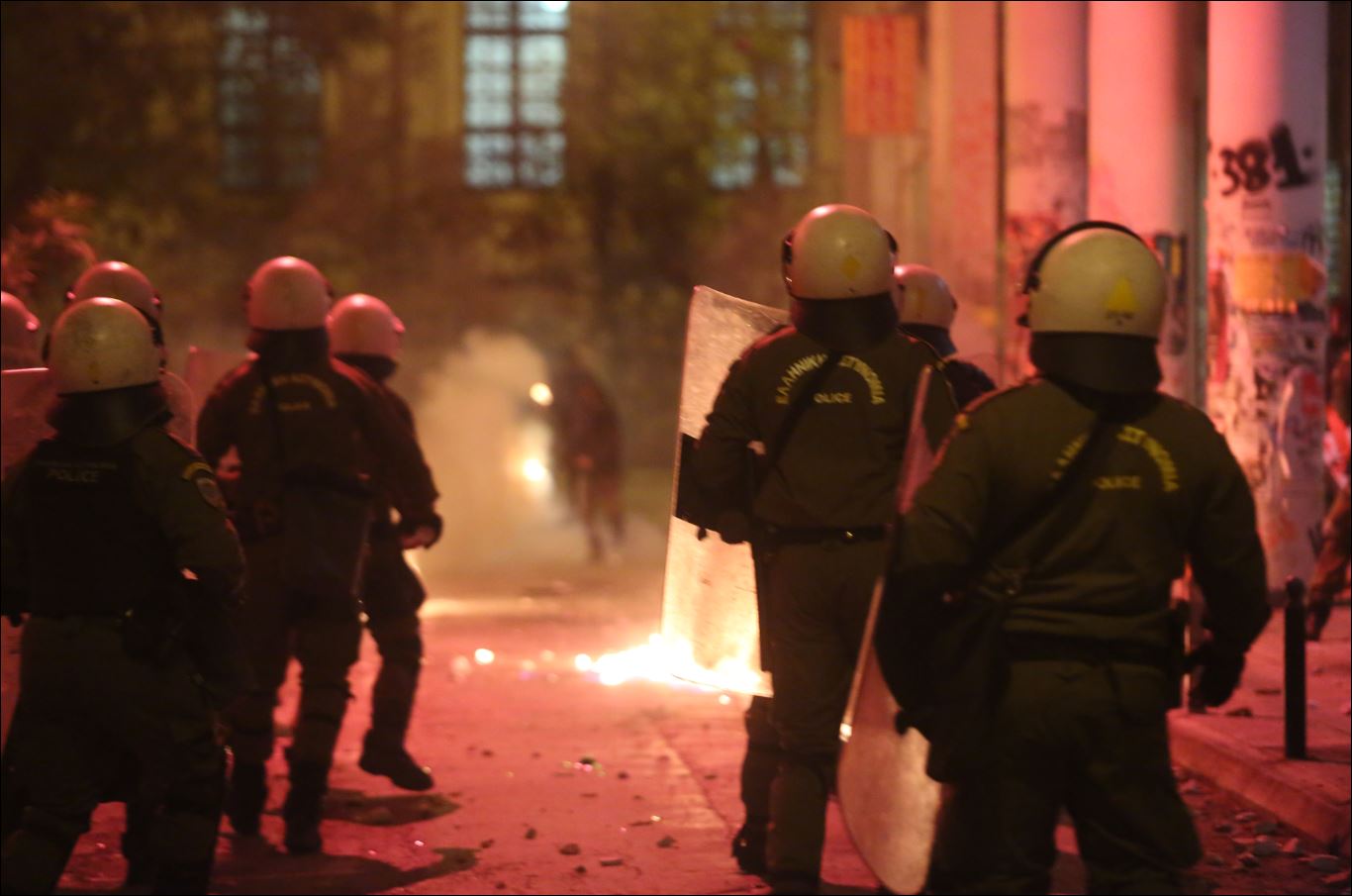 Καρέ καρέ οι οδομαχίες γύρω από το Πολυτεχνείο – ΦΩΤΟ