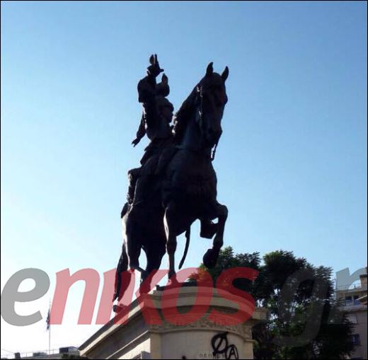 Η φωτογραφία με το σύνθημα στο άγαλμα του Κολοκοτρώνη που σαρώνει στα social media