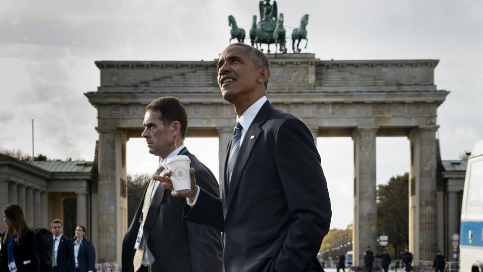 Η βόλτα του Ομπάμα στο Βερολίνο με ένα πλαστικό ποτήρι καφέ – ΦΩΤΟ