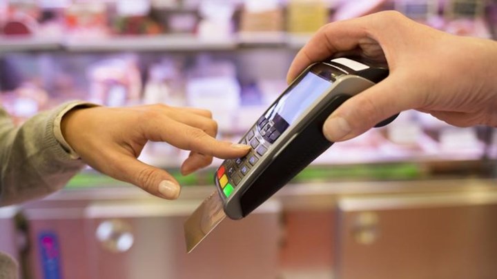 Αφορολόγητο μπόνους για πληρωμές με κάρτες – Τέλος τα μετρητά στη μισθοδοσία