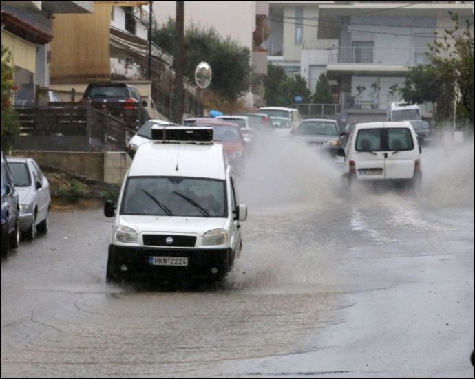Χανιά – Οι καταρρακτώδεις βροχές προκάλεσαν κυκλοφοριακό χάος – ΦΩΤΟ