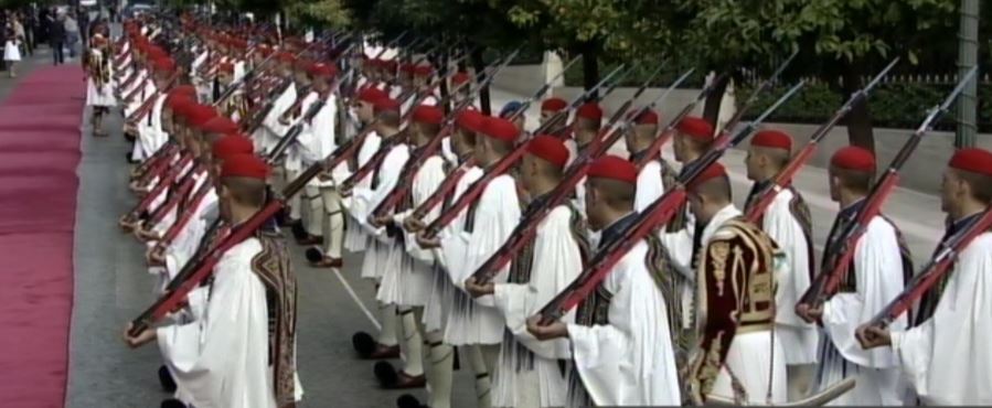 Το κόκκινο χαλί έξω από το Προεδρικό Μέγαρο για τον Ομπάμα – ΤΩΡΑ – ΦΩΤΟ