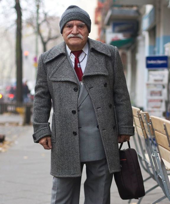 Ο παππούς με τα διαφορετικά κοστούμια που κάνει θραύση στο διαδίκτυο – ΦΩΤΟ
