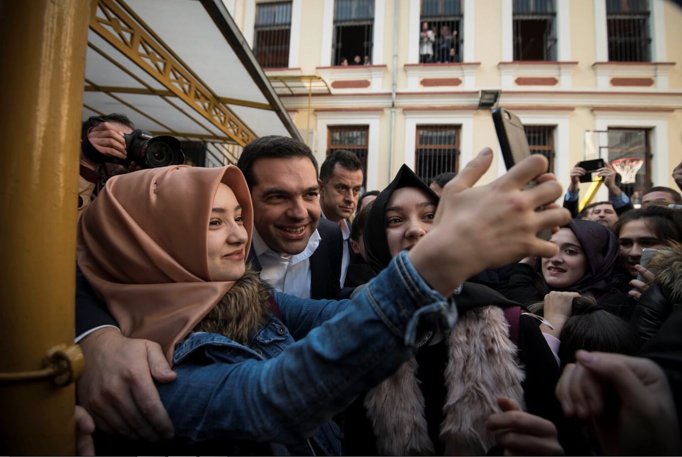 Οι selfies του Τσίπρα στο μειονοτικό Γυμνάσιο-Λύκειο Ξάνθης – ΦΩΤΟ