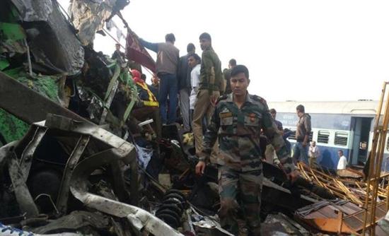 Ινδία – Αυξάνεται ο αριθμός των θυμάτων του σιδηροδρομικού δυστυχήματος