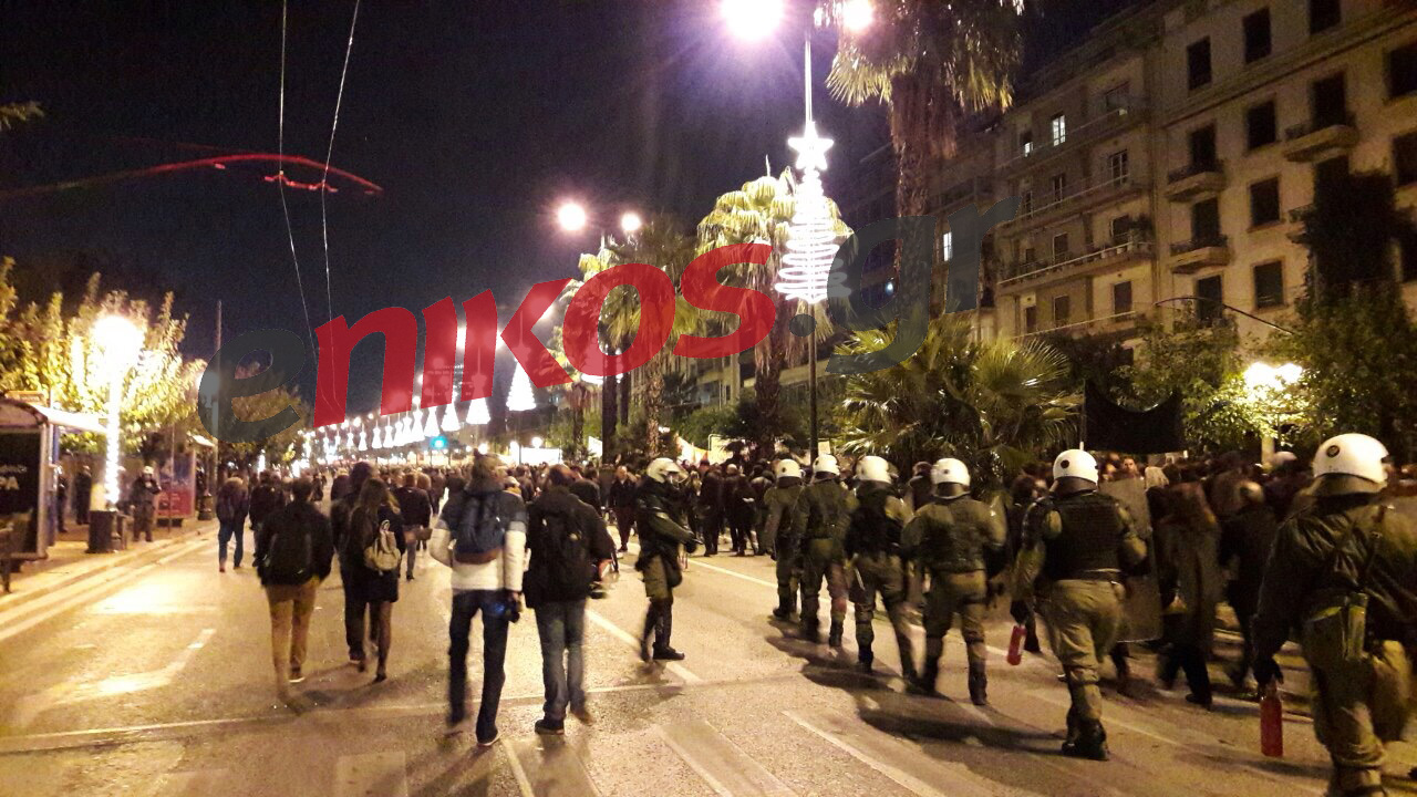 Ένταση έξω από το Πολυτεχνείο – ΤΩΡΑ