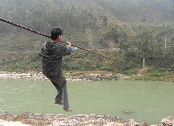 perierga.gr - Παιδιά κρέμονται σε συρματόσχοινο για να πάνε σχολείο!