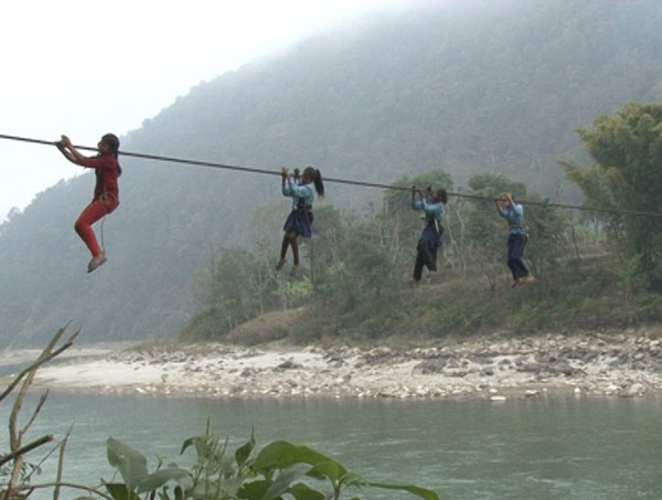 perierga.gr - Παιδιά κρέμονται σε συρματόσχοινο για να πάνε σχολείο!