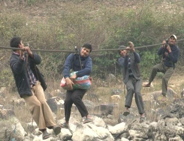 perierga.gr - Παιδιά κρέμονται σε συρματόσχοινο για να πάνε σχολείο!