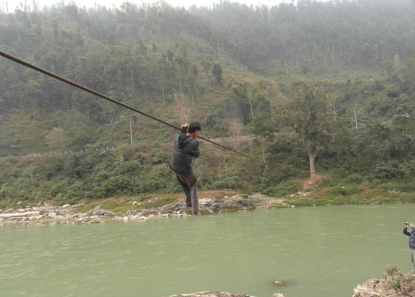 perierga.gr - Παιδιά κρέμονται σε συρματόσχοινο για να πάνε σχολείο!