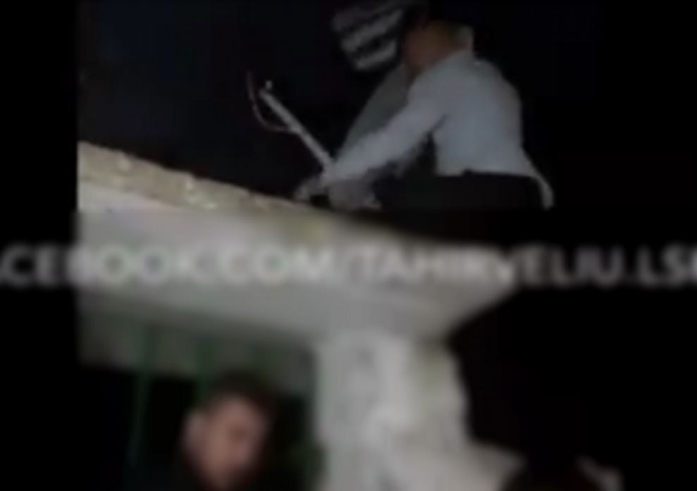 Χειμάρρα – Αλβανοί εισέβαλαν σε σπίτι και κατέβασαν την ελληνική σημαία – ΒΙΝΤΕΟ