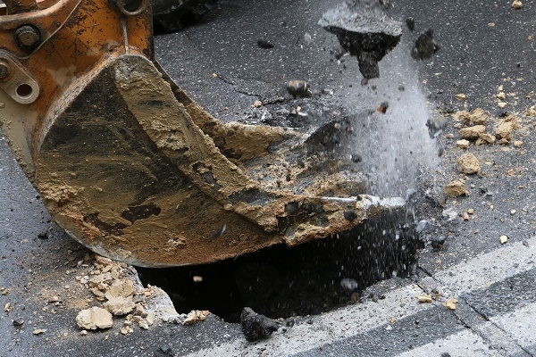 Λακκούβα… τεραστίων διαστάσεων στο Ηράκλειο – ΦΩΤΟ