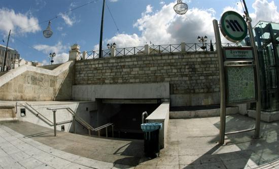 Ένα σταυρόλεξο για δυνατούς λύτες στο μετρό του Συντάγματος