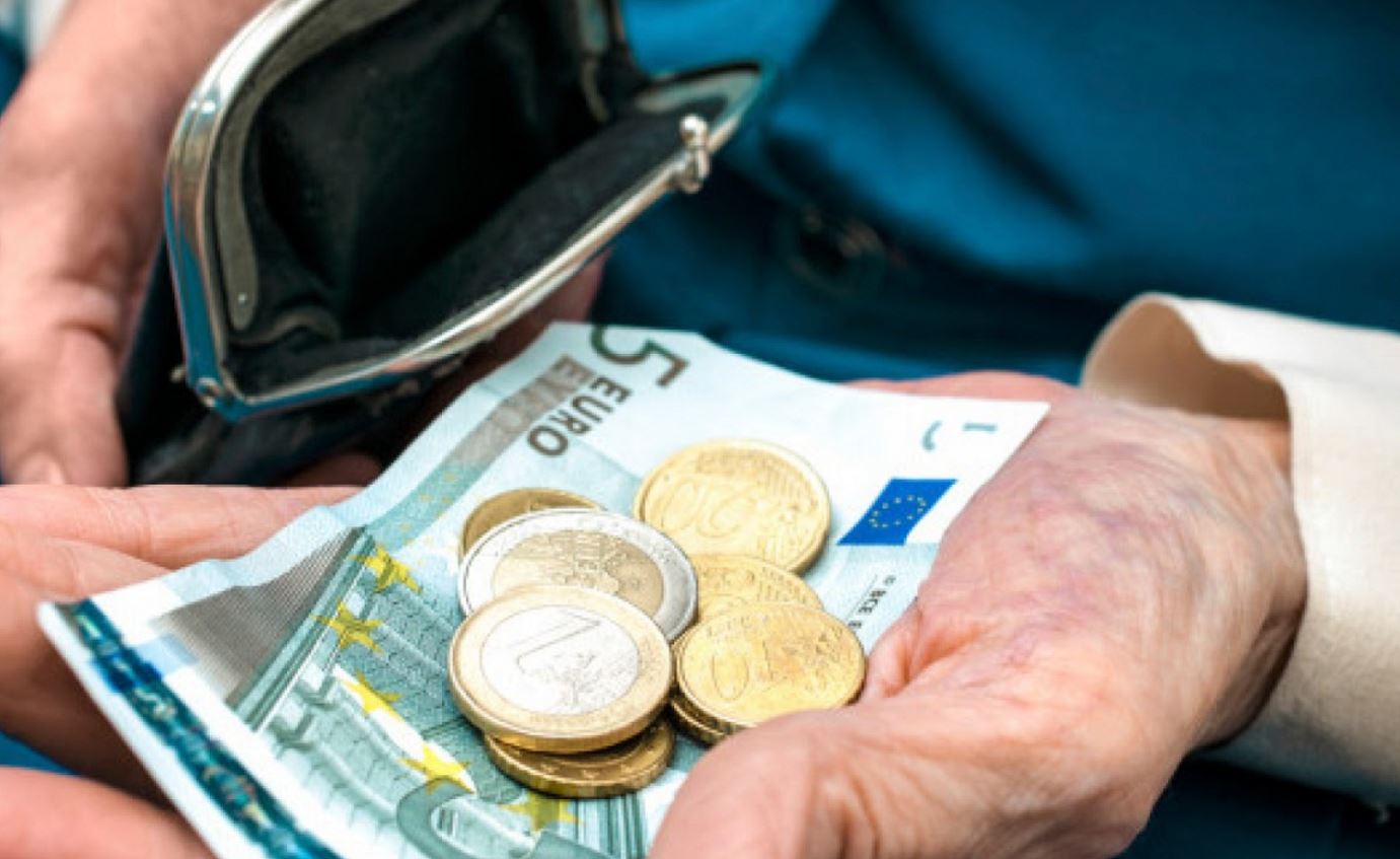 Νέο «ψαλίδι» 50% στο ΕΚΑΣ για 240.000 χαμηλοσυνταξιούχους