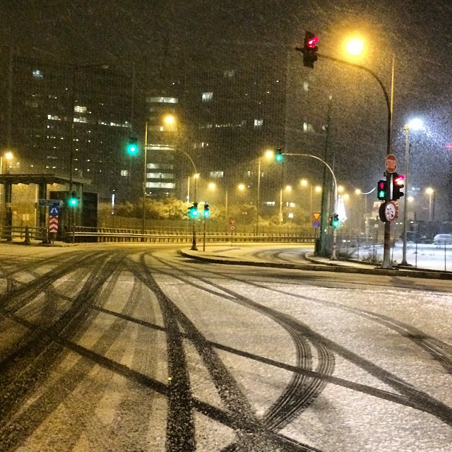 Χιονίζει στα βόρεια προάστια – Το έχει στρώσει στο Μαρούσι – ΤΩΡΑ