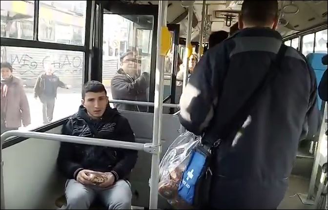 Οι ελεγκτές του ΟΑΣΘ μοιράζουν τσουρεκάκια στο επιβατικό κοινό – ΒΙΝΤΕΟ