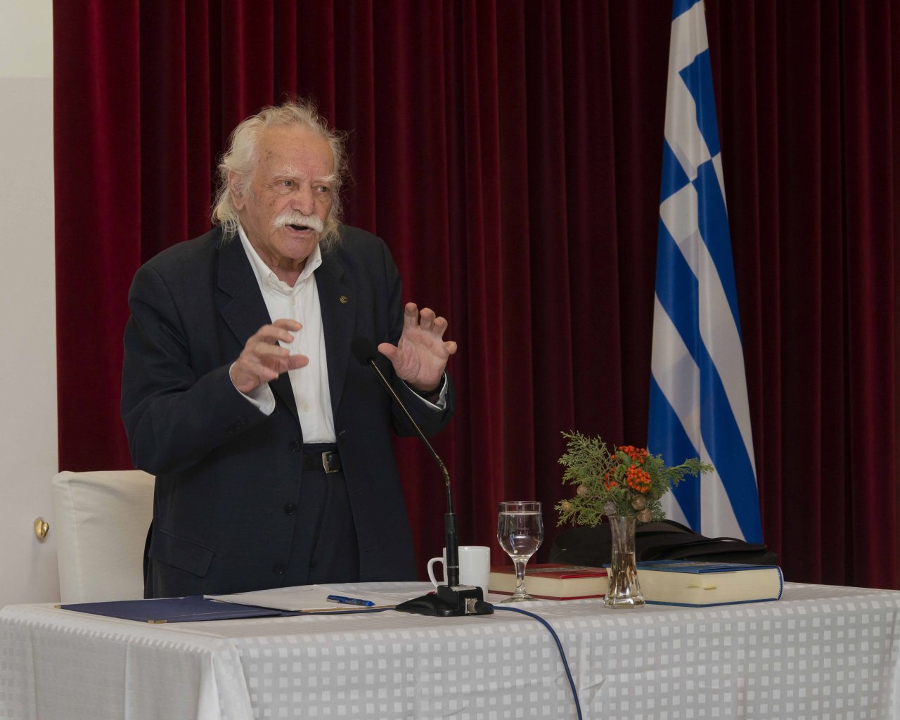 Το ανέκδοτο του Γλέζου στους αστυνομικούς – ΒΙΝΤΕΟ