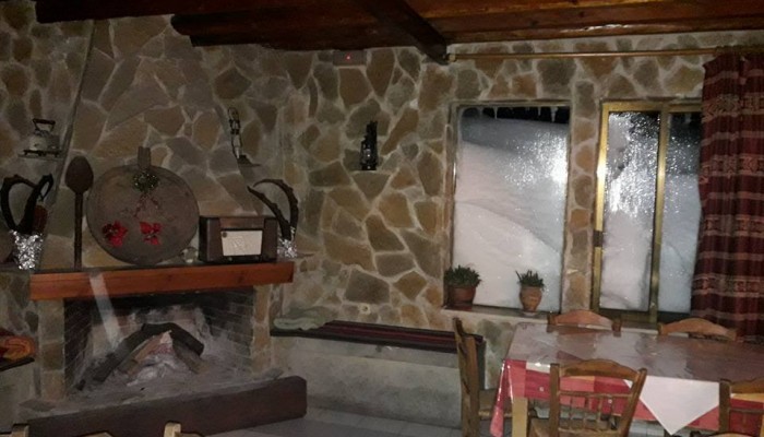 Το χιόνι… σκέπασε ταβέρνα στην Κρήτη – ΦΩΤΟ