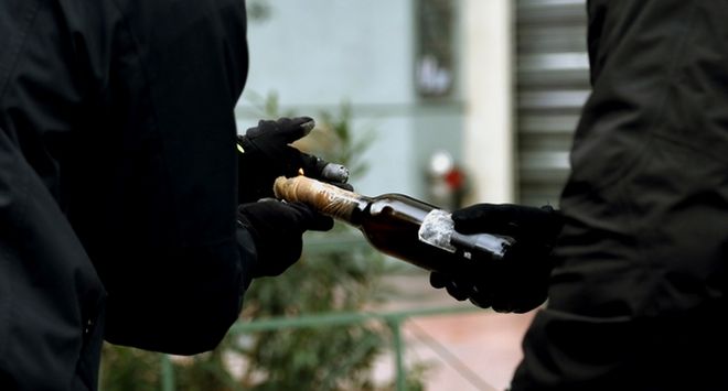 Βρέθηκαν 150 μολότοφ σε πολυκατοικία στα Εξάρχεια