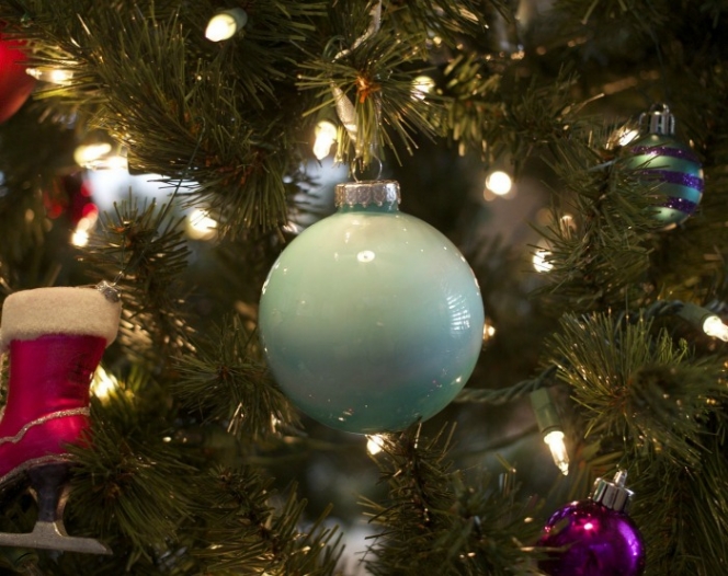 Γιατί κρεμάμε μπάλες στο χριστουγεννιάτικο δέντρο;