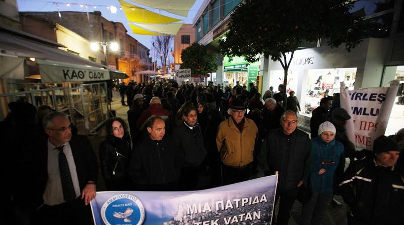 Κύπρος: Διαδηλώσεις υπέρ της επανένωσης απο Ελληνοκύπριους και Τουρκοκύπριους