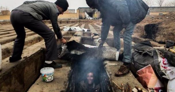 Φωτογραφίες που σοκάρουν: Άστεγοι ζουν μέσα σε τάφους στο Ιράν