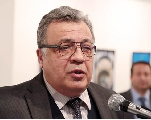 Ο δολοφόνος πίσω από τον Πρέσβη πριν την εκτέλεση – ΦΩΤΟ