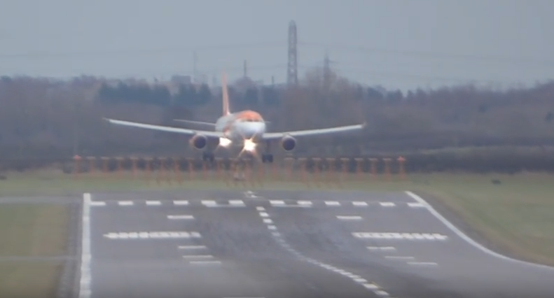 Οι προσγειώσεις του «τρόμου» στο αεροδρόμιο του Νιούκαστλ – ΒΙΝΤΕΟ