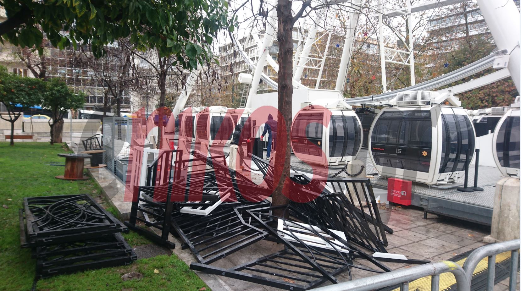 Ξηλώνουν τη ρόδα από την πλατεία Συντάγματος – ΦΩΤΟ