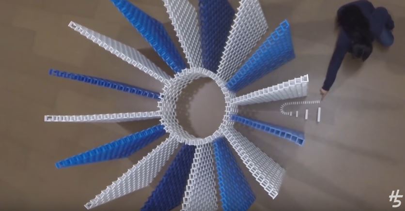 «Έχτισε και κατεδάφισε» ένα εντυπωσιακό Κολοσσαίο με 11.000 ντόμινο – ΒΙΝΤΕΟ